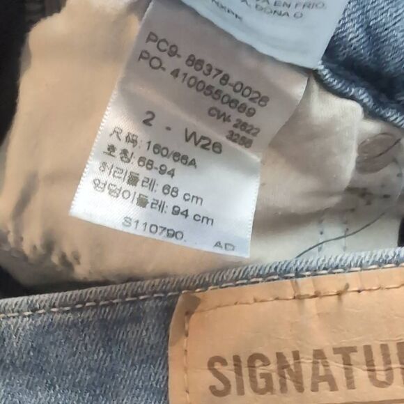 Levi's stretchy knee length Bermuda shorts size 2 - Picture 4 of 4